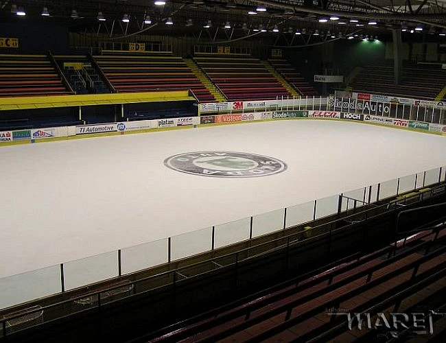 In-line i klasické bruslení v hale zimního stadionu