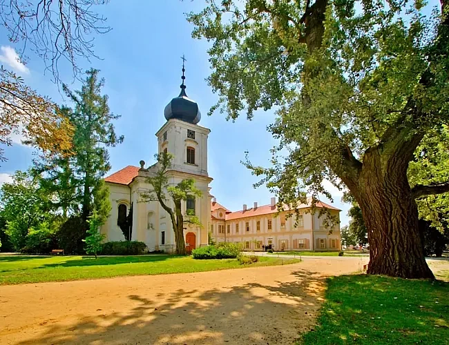 A Walking Trip to Loučeň Castle