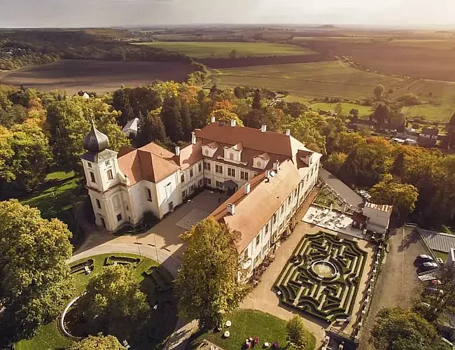 A Walking Trip to Loučeň Castle