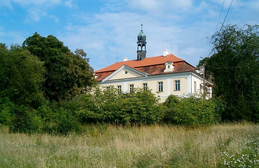 Zámek Domousnice