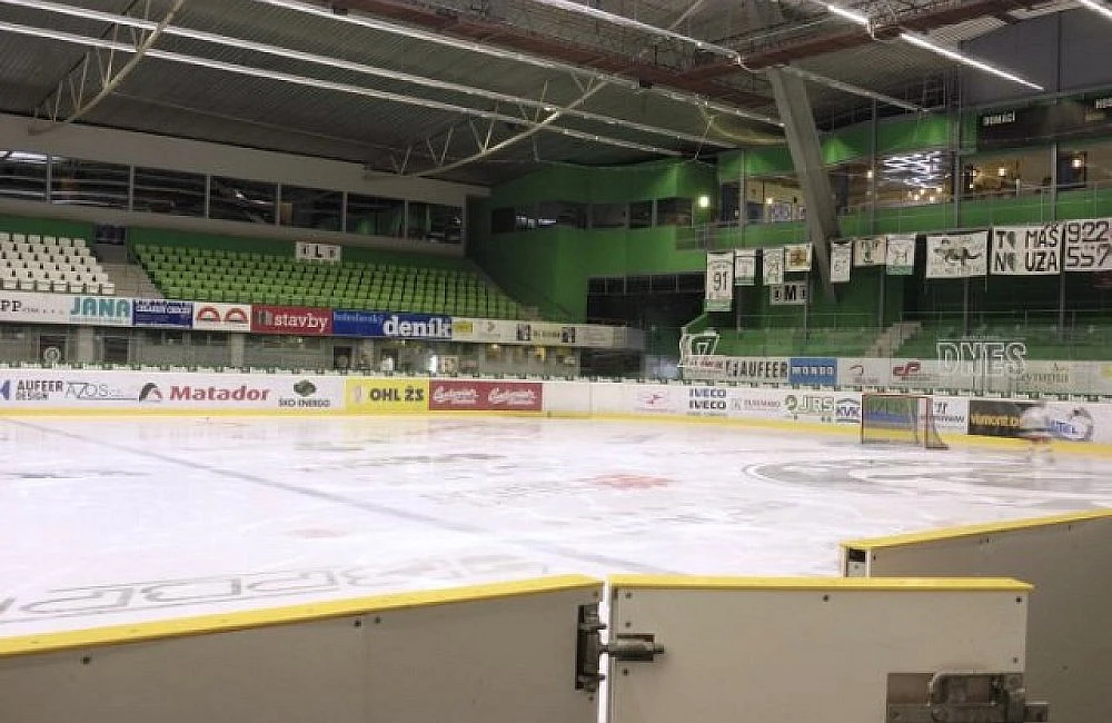 In-line i klasické bruslení v hale zimního stadionu